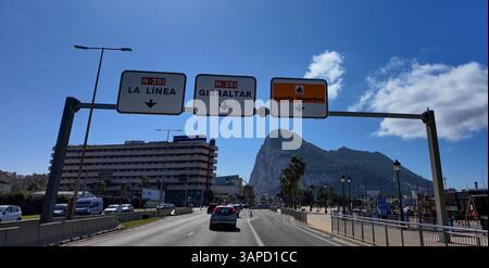 Panneaux indiquant Gibraltar, la Linea et la marina avec le Rocher de Gibraltar en arrière-plan, par une journée ensoleillée avec un ciel bleu - GIBRALTAR, UK - Banque D'Images