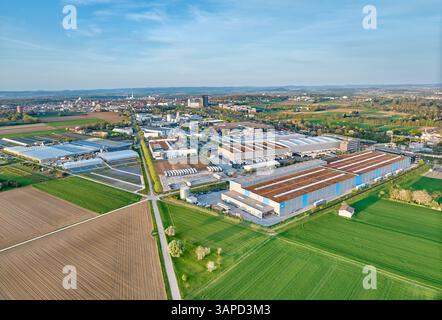 Photo aérienne d'un quartier industriel entre des terres agricoles fertiles à Kornwestheim, Baden Wuerttemberg, Allemagne Banque D'Images