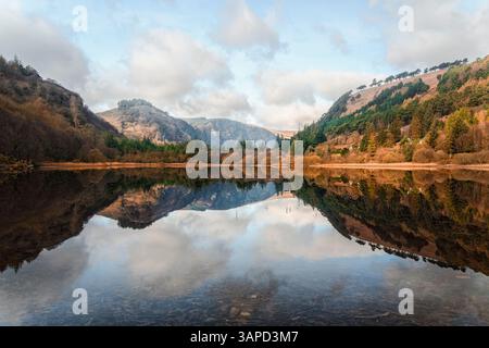 Lac reflétant les pentes de montagne à Glendalough, la beauté tranquille d'une célèbre vallée irlandaise historique. Banque D'Images
