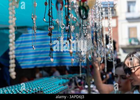 Madrid, Comunidad de Madrid, Espagne. 28 août 2022 : exposition de bijoux dans un marché de rue à Madrid, Espagne. Banque D'Images