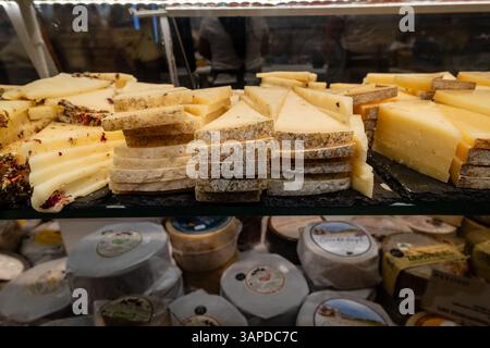 Madrid, Comunidad de Madrid, Espagne. 28 août 2022 : un assortiment de fromages exposés dans un marché de Madrid. Banque D'Images