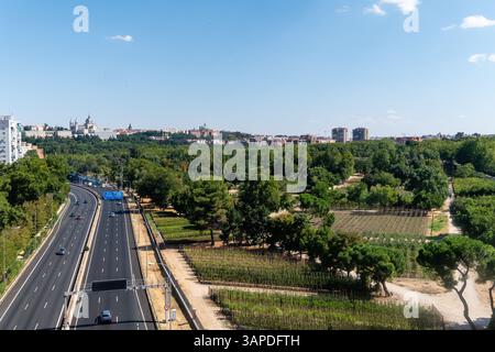 Madrid, Comunidad de Madrid, Espagne. 28 août 2022 : vue sur le paysage pittoresque de Madrid avec une autoroute et une végétation luxuriante. Banque D'Images