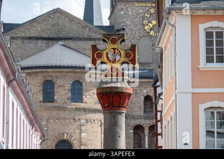 Trèves, Allemagne. 14 avril 2025. Une colombe se trouve sur la croix du marché à Trèves. Il a été érigé vers 958 par ordre de l'archevêque Henri Ier de Trèves. Crédit : Harald Tittel/dpa/Alamy Live News Banque D'Images