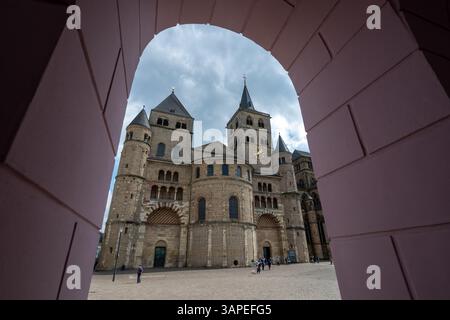 Trèves, Allemagne. 14 avril 2025. La haute cathédrale de Saint Pierre de Trèves est la plus ancienne église épiscopale d'Allemagne et l'église mère du diocèse de Trèves. Avec une longueur de 112,5 mètres et une largeur de 41 mètres, le bâtiment est le plus grand bâtiment de l'église de la ville de Trèves et un témoignage important de l'architecture sacrée occidentale. Crédit : Harald Tittel/dpa/Alamy Live News Banque D'Images