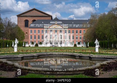 Trèves, Allemagne. 14 avril 2025. La photo montre le Palais électoral de la ville de Trèves et la Basilique Constantine (l). Le palais fut la résidence des princes-évêques de Trèves aux XVIIe et XVIIIe siècles. En tant qu'électeurs, ils gouvernaient l'État électoral de Trèves et présidaient l'archevêché de Trèves en union personnelle en tant qu'archevêques. Crédit : Harald Tittel/dpa/Alamy Live News Banque D'Images