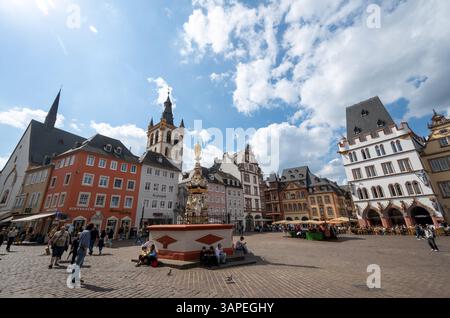 Trèves, Allemagne. 14 avril 2025. Les gens marchent sur la place principale du marché de Trèves. Le marché est la place centrale et l'une des plus grandes de la ville historique. Crédit : Harald Tittel/dpa/Alamy Live News Banque D'Images