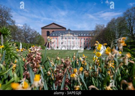 Trèves, Allemagne. 14 avril 2025. La photo montre le Palais électoral de la ville de Trèves et la Basilique Constantine (l, Aula Palatina ) de l'année 310. Le palais fut la résidence des princes-évêques de Trèves aux XVIIe et XVIIIe siècles. En tant qu'électeurs, ils gouvernaient l'État électoral de Trèves et présidaient l'archevêché de Trèves en union personnelle en tant qu'archevêques. Crédit : Harald Tittel/dpa/Alamy Live News Banque D'Images