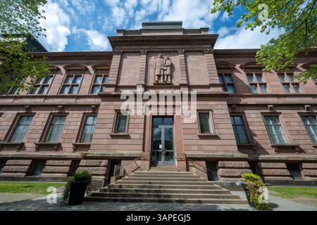 Trèves, Allemagne. 14 avril 2025. Le Rheinisches Landesmuseum Trèves est l'un des plus grands et des plus importants musées archéologiques d'Allemagne. Sa collection s'étend de la préhistoire à l'époque romaine, au moyen âge et à la période baroque. Crédit : Harald Tittel/dpa/Alamy Live News Banque D'Images