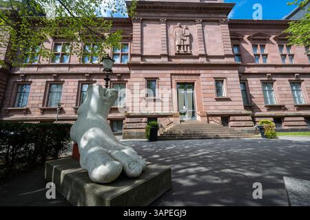 Trèves, Allemagne. 14 avril 2025. Le Rheinisches Landesmuseum Trèves est l'un des plus grands et des plus importants musées archéologiques d'Allemagne. Sa collection s'étend de la préhistoire à l'époque romaine, au moyen âge et à la période baroque. Crédit : Harald Tittel/dpa/Alamy Live News Banque D'Images