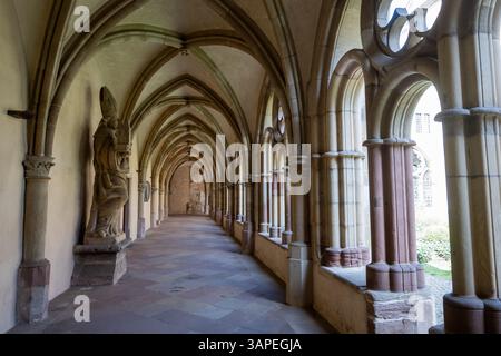 Trèves, Allemagne. 14 avril 2025. La photo montre une partie du cloître de la haute Cathédrale de l’Église de Pierre à Trèves, la plus ancienne église épiscopale d’Allemagne et l’église mère du diocèse de Trèves. Avec une longueur de 112,5 mètres et une largeur de 41 mètres, le bâtiment est le plus grand bâtiment de l'église de la ville de Trèves et un témoignage important de l'architecture sacrée occidentale. Crédit : Harald Tittel/dpa/Alamy Live News Banque D'Images