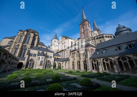 Trèves, Allemagne. 14 avril 2025. La photo montre la haute Cathédrale de l’église de l’Églises Pierre (R) à Trèves, la plus ancienne église épiscopale d’Allemagne et l’église mère du diocèse de Trèves. Avec une longueur de 112,5 mètres et une largeur de 41 mètres, le bâtiment est le plus grand bâtiment de l'église de la ville de Trèves et un témoignage important de l'architecture sacrée occidentale. Sur la gauche se trouve l'église gothique notre-Dame. Crédit : Harald Tittel/dpa/Alamy Live News Banque D'Images