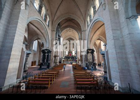 Trèves, Allemagne. 14 avril 2025. La photo montre la vue de la zone de l'autel de la haute Cathédrale de l'église de disposant Pierre à Trèves, la plus ancienne église épiscopale d'Allemagne et l'église mère du diocèse de Trèves. Avec une longueur de 112,5 mètres et une largeur de 41 mètres, le bâtiment est le plus grand bâtiment de l'église de la ville de Trèves et un témoignage important de l'architecture sacrée occidentale. Crédit : Harald Tittel/dpa/Alamy Live News Banque D'Images