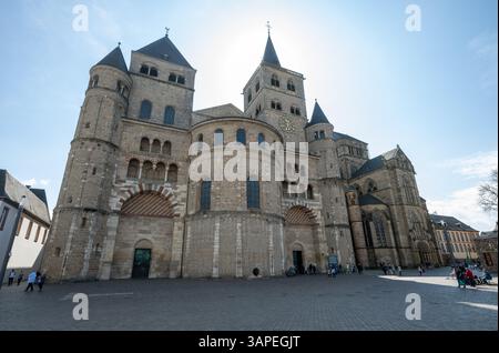 Trèves, Allemagne. 14 avril 2025. La photo montre la haute Cathédrale de l’Église de Saint Pierre à Trèves, la plus ancienne église épiscopale d’Allemagne et l’église mère du diocèse de Trèves. Avec une longueur de 112,5 mètres et une largeur de 41 mètres, le bâtiment est le plus grand bâtiment de l'église de la ville de Trèves et un témoignage important de l'architecture sacrée occidentale. Crédit : Harald Tittel/dpa/Alamy Live News Banque D'Images