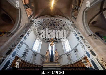 Trèves, Allemagne. 14 avril 2025. La photo montre la voûte du chœur ouest de la haute cathédrale de l'église de membre Pierre à Trèves. La cathédrale est la plus ancienne église épiscopale d'Allemagne et l'église mère du diocèse de Trèves. Avec une longueur de 112,5 mètres et une largeur de 41 mètres, le bâtiment est le plus grand bâtiment de l'église de la ville de Trèves et un témoignage important de l'architecture sacrée occidentale. Crédit : Harald Tittel/dpa/Alamy Live News Banque D'Images