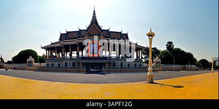 Der Moonlight Pavillion am Royal Palace Park an der Uferpromenade am Tonle SAP. Phnom Penh, Kambodscha. DAS Teilpanorama besteht aus 5 Einzelbildern. phnom penh 01 *** le Pavillon clair de lune au Parc du Palais Royal sur la promenade du front de mer à Tonle SAP Phnom Penh, Cambodge le panorama partiel se compose de 5 images individuelles phnom penh 01 Banque D'Images