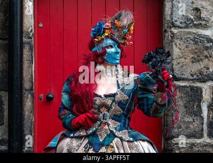 Lorraine Pritchard portant un masque vénitien et un costume, festival des grenades, Scottish Storytelling Centre, Edinubrgh, Écosse, ROYAUME-UNI Banque D'Images