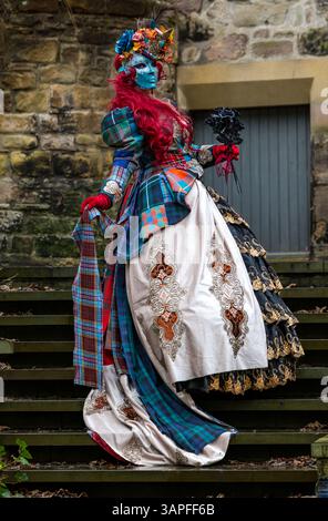 Lorraine Pritchard portant un masque vénitien et un costume, festival des grenades, Scottish Storytelling Centre, Edinubrgh, Écosse, ROYAUME-UNI Banque D'Images