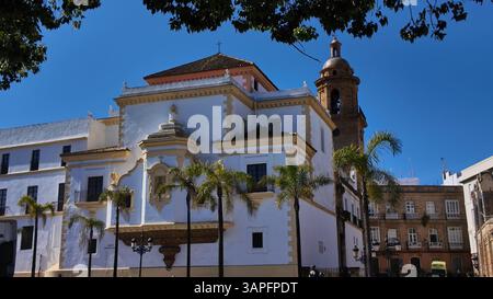 Église Oratorio de San Felipe Neri avec sa façade blanche et clocher surplombant la Plaza de San Francisco dans la vieille ville de Cadix, Espagne - CADIX, ESPAGNE - M. Banque D'Images