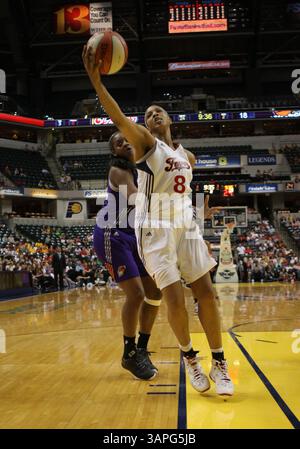 28 juin 2011 : le centre de fièvre de l'Indiana Tammy Sutton-Brown (8) prend un rebond lors d'un match WNBA entre le Phoenix Mercury et la fièvre de l'Indiana au Conseco Fieldhouse à Indianapolis, Indiana. Indiana a battu Phoenix 91-86.(image crédit : © Pat Lovell/Cal Sport Media/ZUMAPRESS.com) Banque D'Images