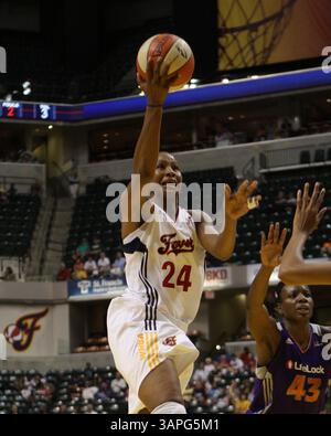 28 juin 2011 : L'attaquant de l'Indiana Fever Tamika Catchings (24 ans) va au panier lors d'un match WNBA entre le Phoenix Mercury et l'Indiana Fever au Conseco Fieldhouse à Indianapolis, Indiana. Indiana a battu Phoenix 91-86.(image crédit : © Pat Lovell/Cal Sport Media/ZUMAPRESS.com) Banque D'Images