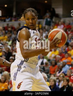 28 juin 2011 : L'attaquant de l'Indiana Fever Tamika Catchings (24 ans) en action lors d'un match WNBA entre le Phoenix Mercury et l'Indiana Fever au Conseco Fieldhouse à Indianapolis, Indiana. Indiana a battu Phoenix 91-86.(image crédit : © Pat Lovell/Cal Sport Media/ZUMAPRESS.com) Banque D'Images