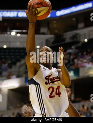 28 juin 2011 : L'attaquant de l'Indiana Fever, Tamika Catchings (24 ans), se met au panier lors d'un match WNBA entre le Phoenix Mercury et l'Indiana Fever au Conseco Fieldhouse à Indianapolis, Indiana. Indiana a battu Phoenix 91-86.(image crédit : © Pat Lovell/Cal Sport Media/ZUMAPRESS.com) Banque D'Images