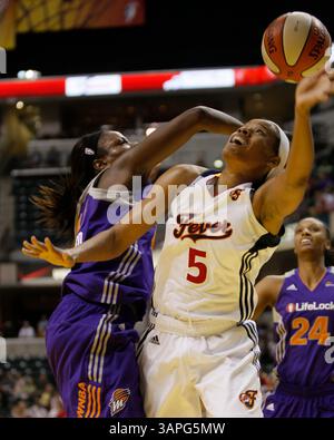 28 juin 2011 : Indiana Fever f-c Tangela Smith (5) se fait fouler lors d'un match WNBA entre le Phoenix Mercury et l'Indiana Fever au Conseco Fieldhouse à Indianapolis, Indiana. Indiana a battu Phoenix 91-86.(image crédit : © Pat Lovell/Cal Sport Media/ZUMAPRESS.com) Banque D'Images