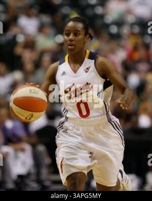 28 juin 2011 : la garde de la fièvre de l'Indiana Shannon Bobbitt (0) amène la balle sur le terrain lors d'un match WNBA entre le Phoenix Mercury et la fièvre de l'Indiana au Conseco Fieldhouse à Indianapolis, Indiana. Indiana a battu Phoenix 91-86.(image crédit : © Pat Lovell/Cal Sport Media/ZUMAPRESS.com) Banque D'Images