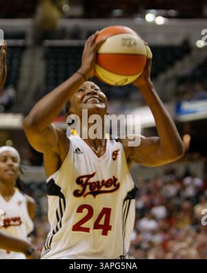 28 juin 2011 : L'attaquant de l'Indiana Fever, Tamika Catchings (24 ans), se met au panier lors d'un match WNBA entre le Phoenix Mercury et l'Indiana Fever au Conseco Fieldhouse à Indianapolis, Indiana. Indiana a battu Phoenix 91-86.(image crédit : © Pat Lovell/Cal Sport Media/ZUMAPRESS.com) Banque D'Images