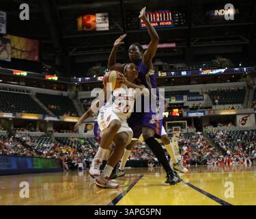 28 juin 2011 : Briann January (20), gardien de la fièvre de l'Indiana, est entaché d'aller au panier lors d'un match WNBA entre le Phoenix Mercury et la fièvre de l'Indiana au Conseco Fieldhouse à Indianapolis, Indiana. Indiana a battu Phoenix 91-86.(image crédit : © Pat Lovell/Cal Sport Media/ZUMAPRESS.com) Banque D'Images