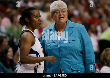 28 juin 2011 : l'entraîneur-chef de la fièvre de l'Indiana, Lin Dunn, parle à la garde de la fièvre de l'Indiana, Shannon Bobbitt (0), lors d'un match WNBA entre le Phoenix Mercury et la fièvre de l'Indiana au Conseco Fieldhouse à Indianapolis, Indiana. Indiana a battu Phoenix 91-86.(image crédit : © Pat Lovell/Cal Sport Media/ZUMAPRESS.com) Banque D'Images