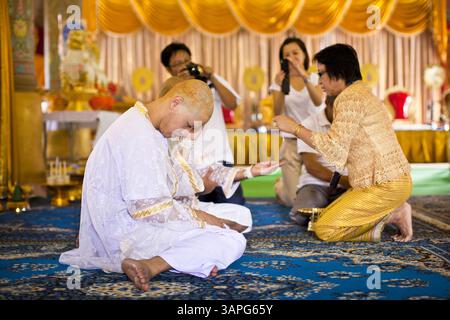 28 juin 2011 - Chiang mai, Chiang mai, Thaïlande - les membres de la famille se rassemblent autour des hommes ordonnés moines bouddhistes au Wat Phrathat Doi Saket, un grand complexe de temples à Chiang mai, Thaïlande. Le temple de Doi Saket aurait été construit en l'an 1112, mais il a été rénové plusieurs fois depuis lors. La plupart des hommes thaïlandais entrent dans le clergé bouddhiste, appelé la Sangha, au moins une fois dans leur vie. Leur séjour dans le monastère peut être aussi court qu'une semaine ou un engagement à vie, selon l'homme. Photo de Jack Kurtz / ZUMA Press (crédit image : © Jack Kurtz/ZUMAPRESS.com) Banque D'Images