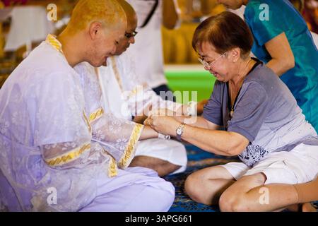 28 juin 2011 - Chiang mai, Chiang mai, Thaïlande - les membres de la famille se rassemblent autour des hommes ordonnés moines bouddhistes au Wat Phrathat Doi Saket, un grand complexe de temples à Chiang mai, Thaïlande. Le temple de Doi Saket aurait été construit en l'an 1112, mais il a été rénové plusieurs fois depuis lors. La plupart des hommes thaïlandais entrent dans le clergé bouddhiste, appelé la Sangha, au moins une fois dans leur vie. Leur séjour dans le monastère peut être aussi court qu'une semaine ou un engagement à vie, selon l'homme. Photo de Jack Kurtz / ZUMA Press (crédit image : © Jack Kurtz/ZUMAPRESS.com) Banque D'Images