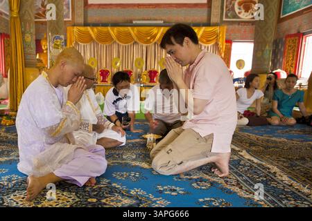 28 juin 2011 - Chiang mai, Chiang mai, Thaïlande - les membres de la famille se rassemblent autour des hommes ordonnés moines bouddhistes au Wat Phrathat Doi Saket, un grand complexe de temples à Chiang mai, Thaïlande. Le temple de Doi Saket aurait été construit en l'an 1112, mais il a été rénové plusieurs fois depuis lors. La plupart des hommes thaïlandais entrent dans le clergé bouddhiste, appelé la Sangha, au moins une fois dans leur vie. Leur séjour dans le monastère peut être aussi court qu'une semaine ou un engagement à vie, selon l'homme. Photo de Jack Kurtz / ZUMA Press (crédit image : © Jack Kurtz/ZUMAPRESS.com) Banque D'Images