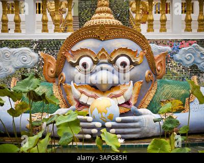 28 juin 2011 - Chiang mai, Chiang mai, Thaïlande - L'entrée du Viharn, ou salle de conférence, au Wat Phrathat Doi Saket, un grand complexe de temples à Chiang mai, Thaïlande. Le temple de Doi Saket aurait été construit en l'an 1112, mais il a été rénové plusieurs fois depuis lors. Photo de Jack Kurtz / ZUMA Press (crédit image : © Jack Kurtz/ZUMAPRESS.com) Banque D'Images