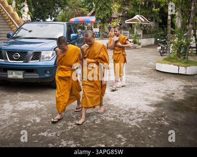 28 juin 2011 - Chiang mai, Chiang mai, Thaïlande - les moines novices marchent à travers Wat Phrathat Doi Saket, un grand complexe de temples à Chiang mai, Thaïlande. Le temple de Doi Saket aurait été construit en l'an 1112, mais il a été rénové plusieurs fois depuis lors. Photo de Jack Kurtz / ZUMA Press (crédit image : © Jack Kurtz/ZUMAPRESS.com) Banque D'Images