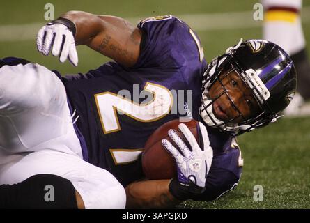Baltimore Ravens Running Back Ray Rice (27) atterrit dans la zone d'arrivée après un touchdown de plongée. Les Ravens de Baltimore battent les Redskins de Washington 34-31 le 25 août 2011 au M&T Bank Stadium de Baltimore, Maryland. Photo de Mike Buscher/ Cal Sport Media(crédit image : © Mike Buscher/Cal Sport Media/ZUMAPRESS.com) Banque D'Images