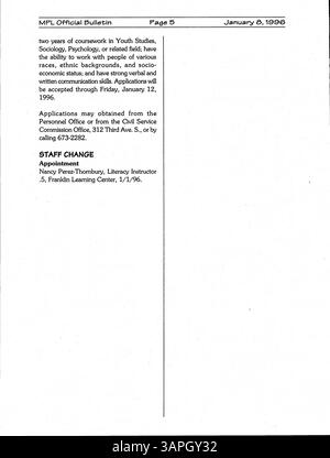 Le bulletin officiel hebdomadaire de la Bibliothèque publique de Minneapolis pour les employés en 1996 offre des mises à jour sur les services de bibliothèque, les événements et d'autres renseignements pertinents sur le personnel. Banque D'Images