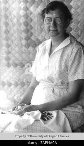Cette photographie représente Sarah Alice Hatcher, une quilteuse de Crow( ?) Valley. L'image a été prise pour Jack's Diary à la page 77 et montre Hatcher en position assise, reflétant l'artisanat et la culture de la région. Banque D'Images