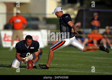 4 août 2011 - Bourbonnais, il, États-Unis - le kicker Robbie Gould des Chicago Bears place et Adam Podlesh, le joueur/détenteur, pendant la pratique du camp d'entraînement à l'Université Olivet Nazarene de Bourbonnais, Illinois, le jeudi 4 août 2011. (Crédit image : © Scott Strazzante/Chicago Tribune/MCT/ZUMAPRESS.com) Banque D'Images