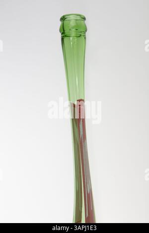 Une bouteille de soda en verre vert étiré de 16 onces 7-up, souvent utilisée comme prix de carnaval dans les années 1960 et 70, distinctive pour sa forme déformée. Banque D'Images