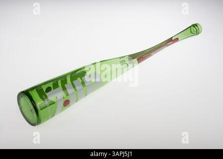 Une bouteille de soda verte de 16 onces en verre 7-up, qui a été étirée. Ces bouteilles étaient couramment utilisées comme prix de carnaval dans les années 1960 et 70, remarquables par leur forme inhabituelle. Banque D'Images