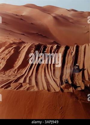 Bulldozers ramassant le sable sur les dunes de sable dans le désert d'Arabie Saoudite Banque D'Images