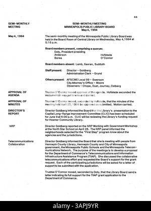 Ces 1994 minutes du conseil d'administration de la Bibliothèque publique de Minneapolis reflètent les discussions et les décisions clés liées aux opérations et à la gouvernance de la bibliothèque. Banque D'Images