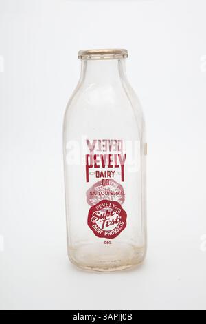 Bouteille de lait en verre transparent d'un litre de Pevely Dairy Company, dotée d'un bouchon en carton. Banque D'Images