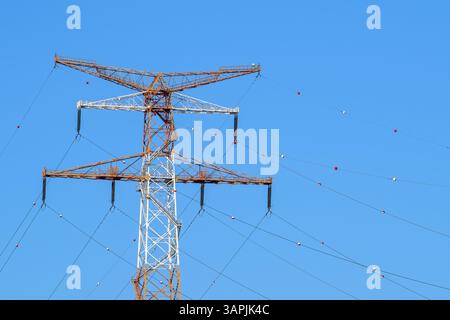 Pylône électrique haute tension / tour de transmission avec isolateurs de suspension modulaires et lignes haute tension avec billes de marquage rouges et blanches Banque D'Images