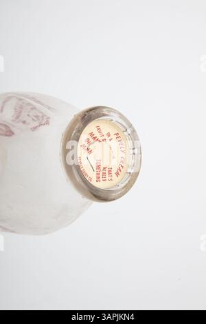 Bouteille de lait en verre transparent d'un litre de Pevely Dairy Company, dotée d'un bouchon en carton. La bouteille est marquée du logo Pevely Dairy Co. et a été utilisée pour la distribution du lait. Banque D'Images