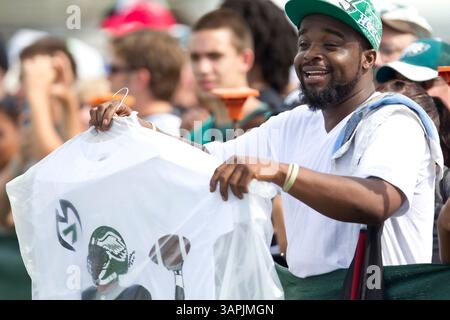 13 août 2011 : un fan essayant de donner au quarterback des Philadelphia Eagles Michael Vick (7 ans) un maillot personnalisé pendant le camp d'entraînement au Goodman Stadium sur le campus de l'Université Lehigh à Bethlehem, Pennsylvanie. (Crédit image : © Chris Szagola/Cal Sport Media/ZUMAPRESS.com) Banque D'Images