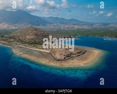 Paysage pittoresque avec mer bleue et montagnes, paysage de savane à Pemuteran, Bali. Banque D'Images