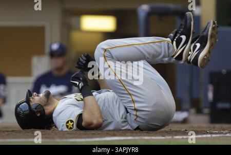 14 août 2011 - Milwaukee, WI, États-Unis - Garrett Jones grimaces des Pirates de Pittsburgh après s'être faufilé un terrain contre les Brewers de Milwaukee au Miller Park à Milwaukee, Wisconsin, le dimanche 14 août 2011. (Crédit image : © Benny Sieu/Milwaukee Journal Sentinel/MCT/ZUMAPRESS.com) Banque D'Images